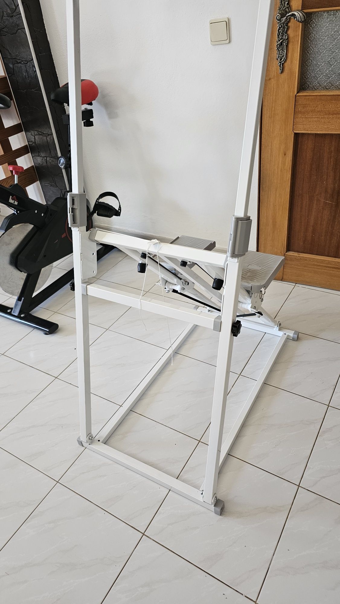 Escalador vertical para exercícios, suporta até 150 kg.