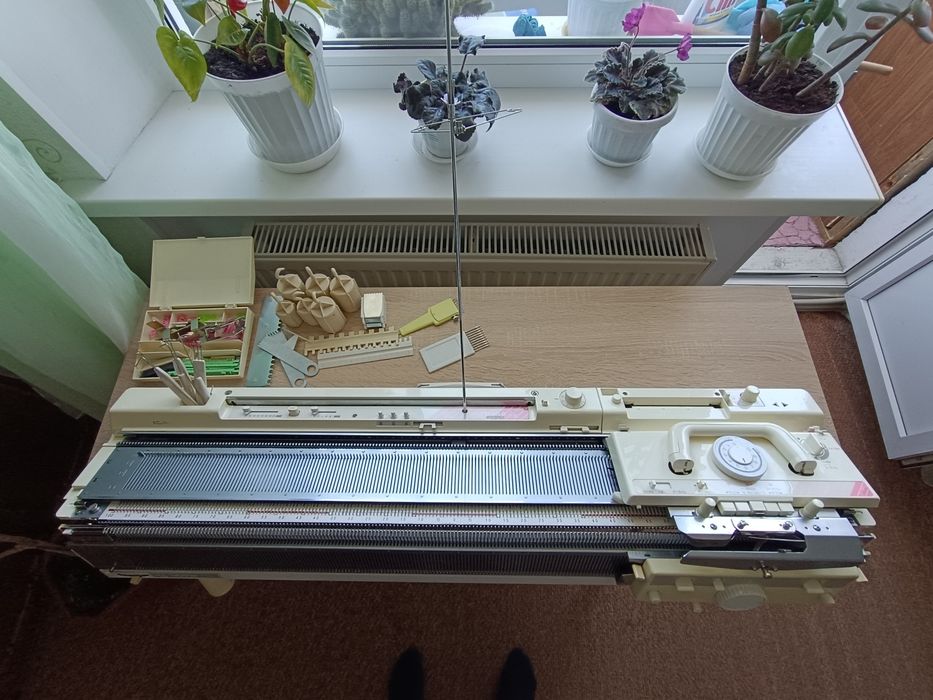 Brother KH 893/KR 850. Дві фонтури. В'язальна машина 5 клас.