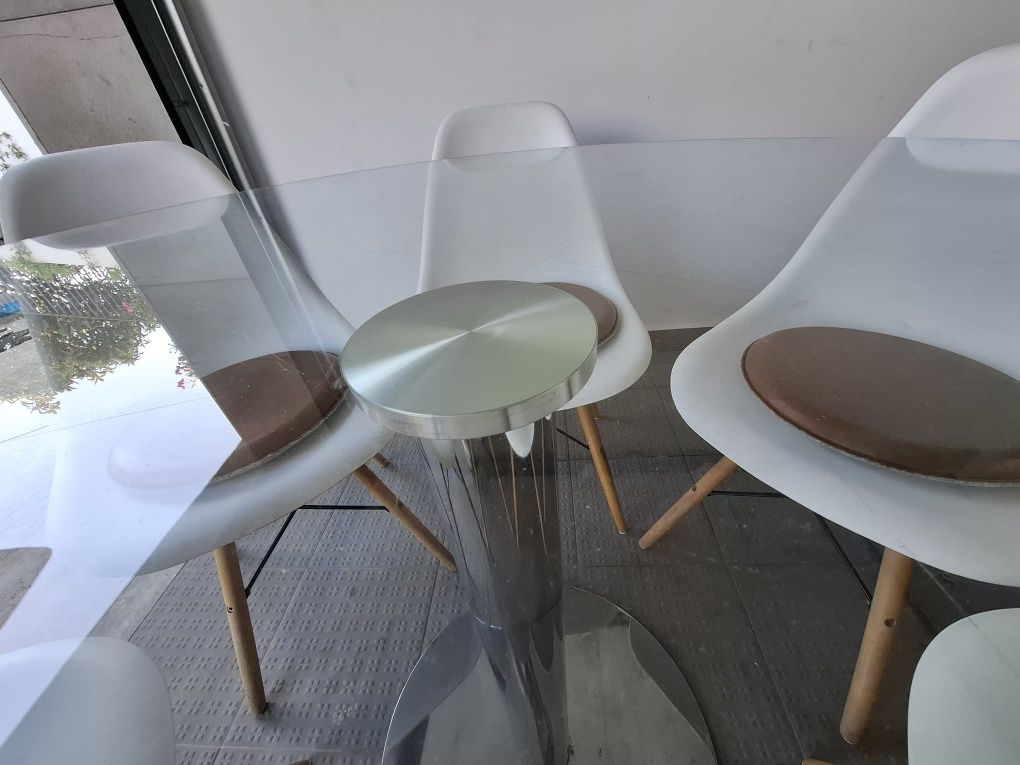 Reservada Mesa de jantar Área com cadeiras IKEA brancas Sklum