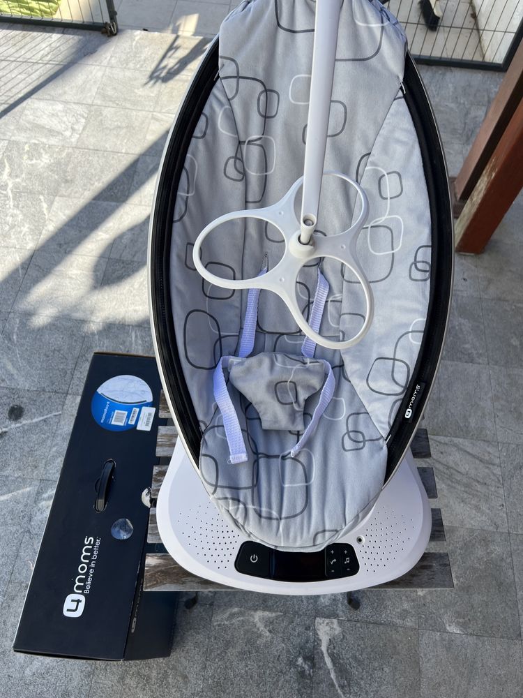 4 MOMS ( mamaroo)