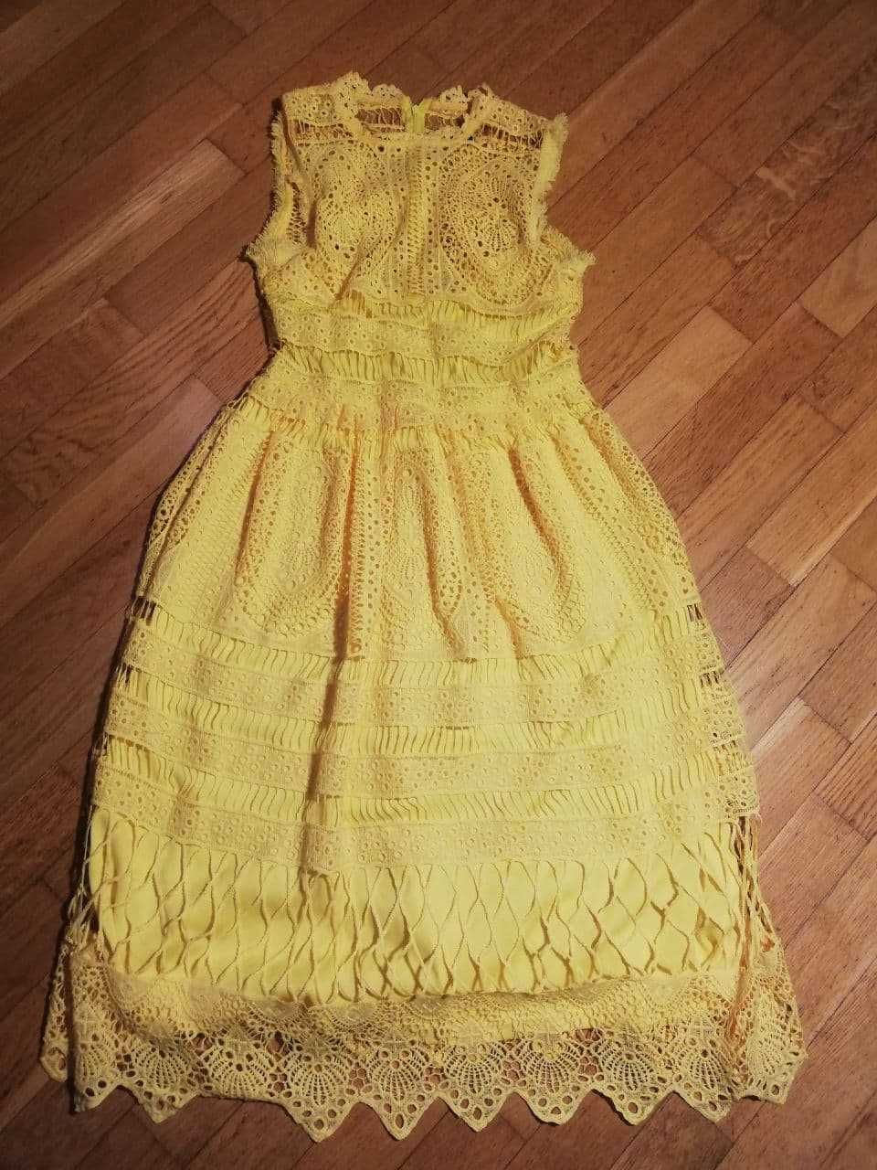 Sliczna koronkowa sukienka z platformy ASOS Boohoo