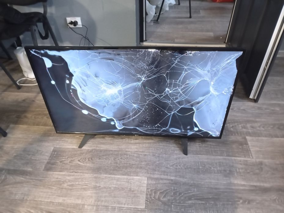 Продам плазму з побитим екраном