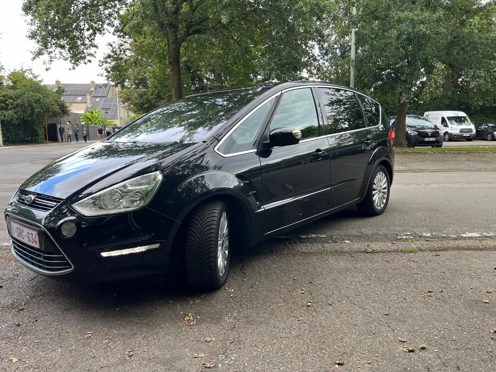 Carrro ford s max