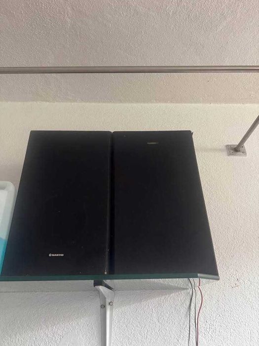 Aparelhagem da marca sanyo, com duas
colunas.