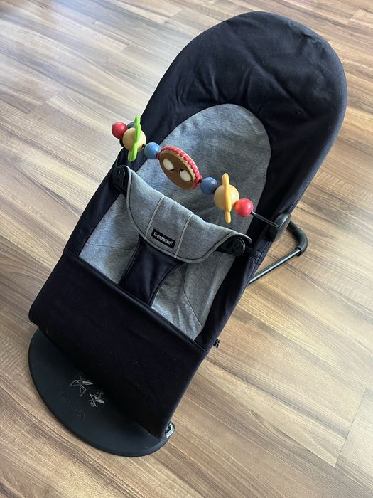 Espreguiçadeira de bébé Babybjorn + brinquedo