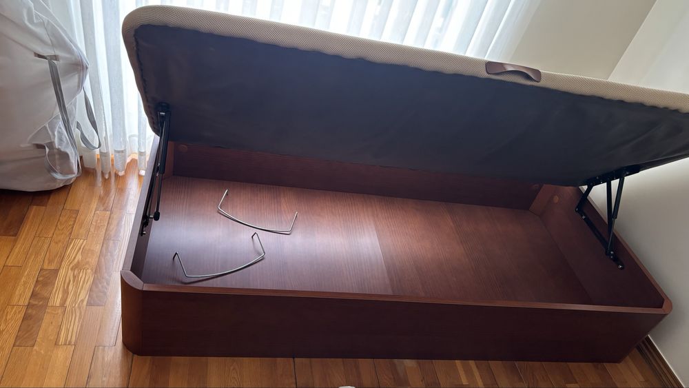 Cama solteiro em madeira mogno