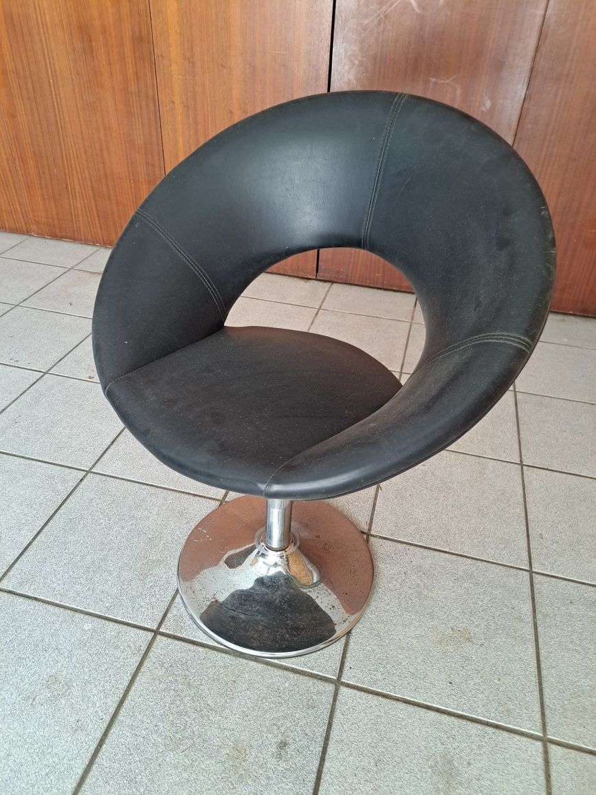 Cadeira giratória de design moderno – couro sintético e base cromada