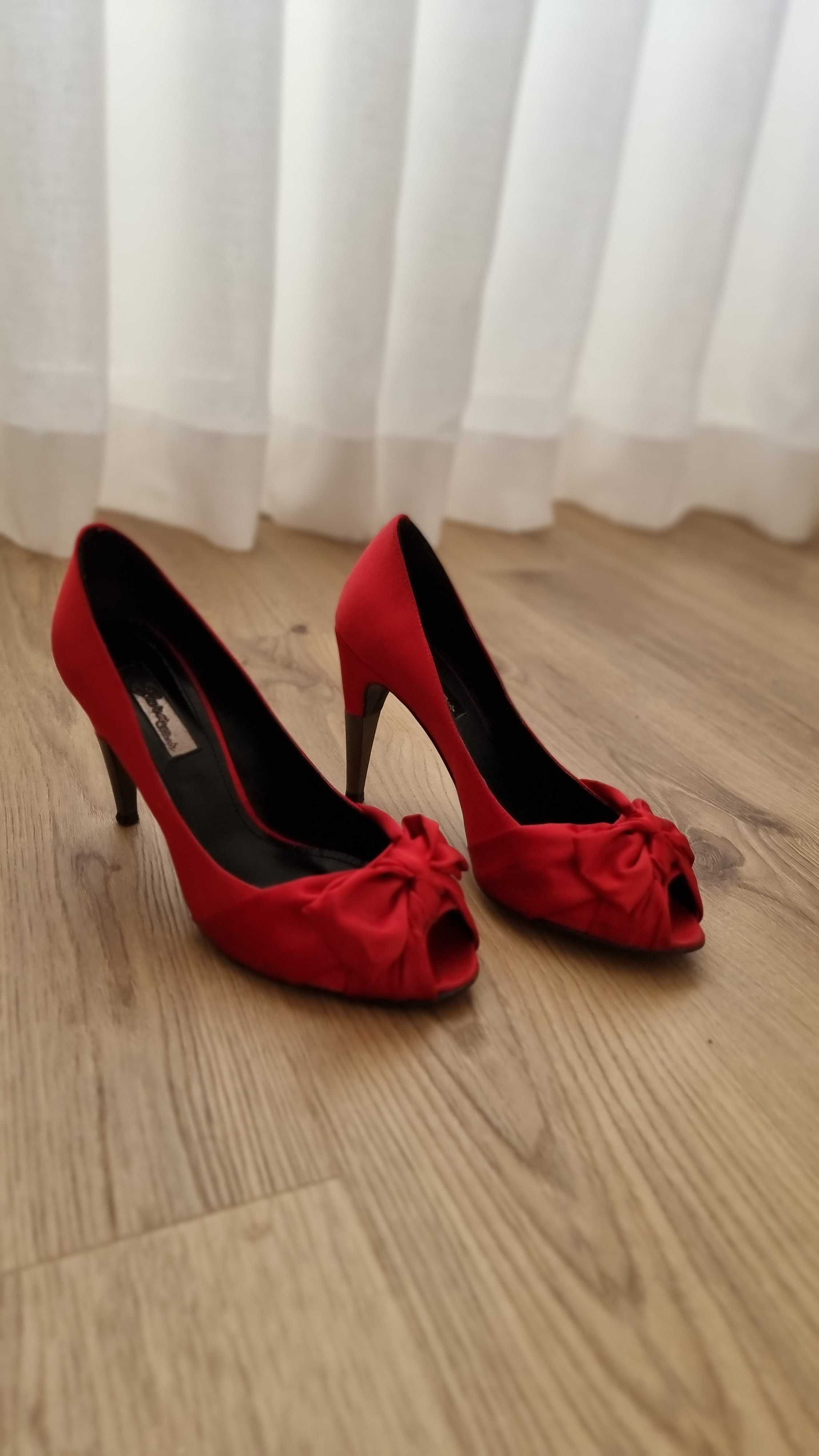 Sapatos de Salto Alto em Cetim Vermelho