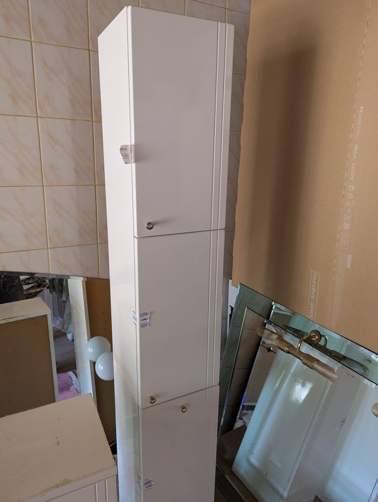 Zestaw mebli łazienkowych z pojemnikiem na pranie