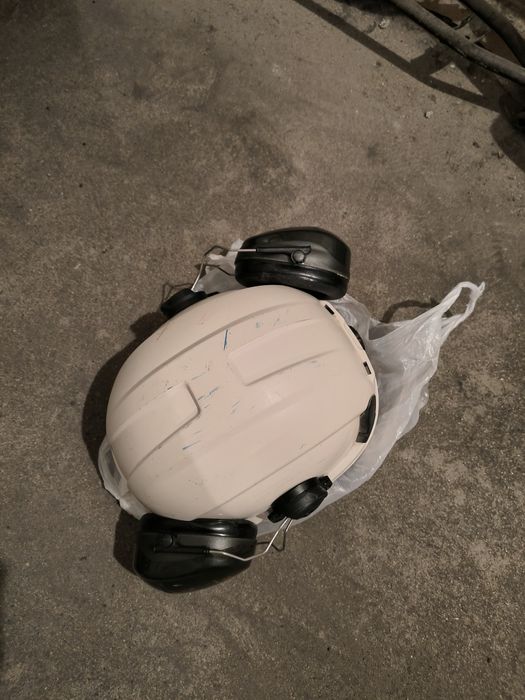 Kask ochronny z słuchawkami