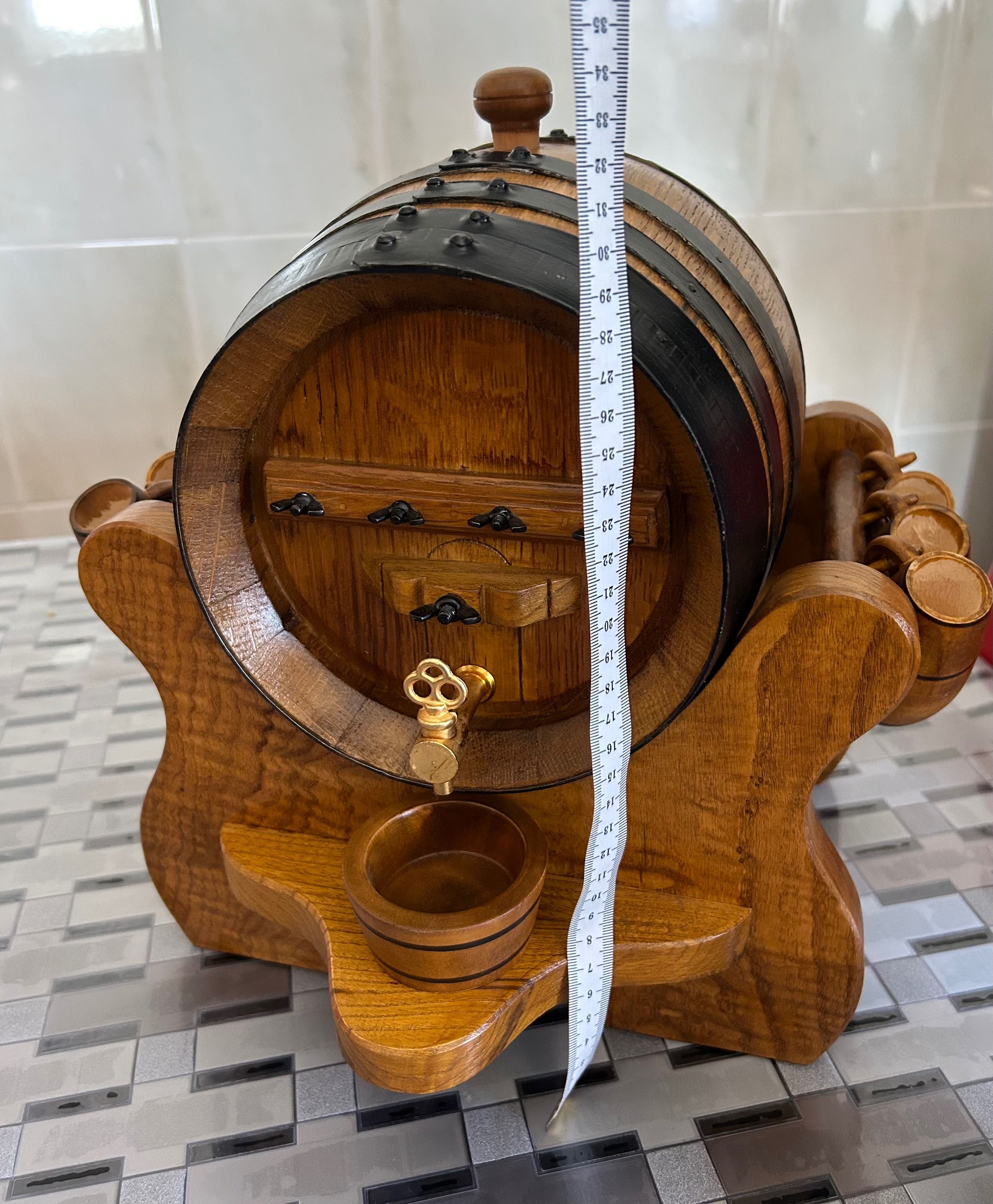 Pipo em madeira com suporte e copos