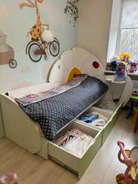 меблі в дитячу кімнату: кровать ,стіл, полиця.