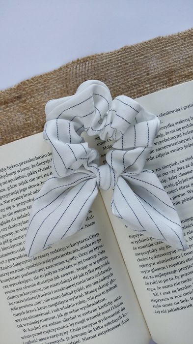 Ekologiczna gumeczka scrunchie z kokardą szyta z materiałów z odzysku