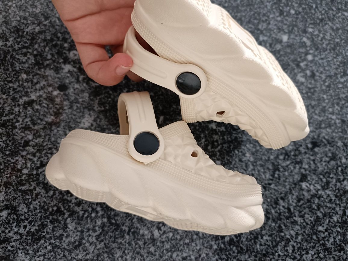 Crocks 18. Novos.