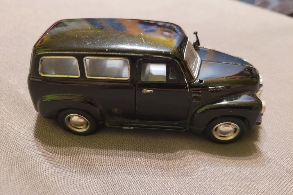 Samochód od KINSMART - Chevrolet Suburban (1950)