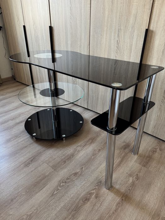 Скляний компʼютерний стіл