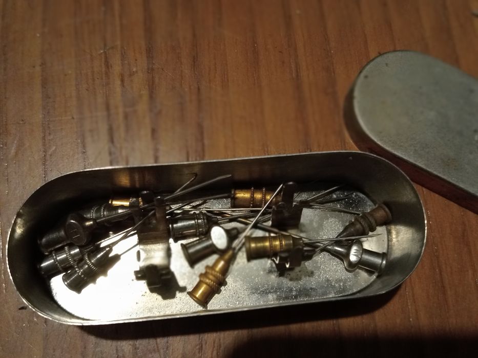 Antigas seringas e agulhas