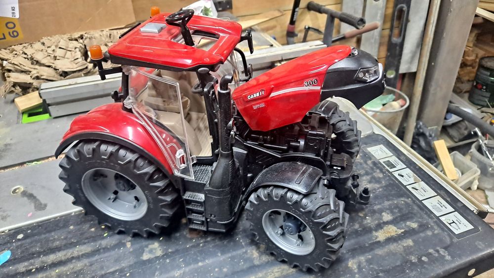 Bruder traktor odkręcane koła