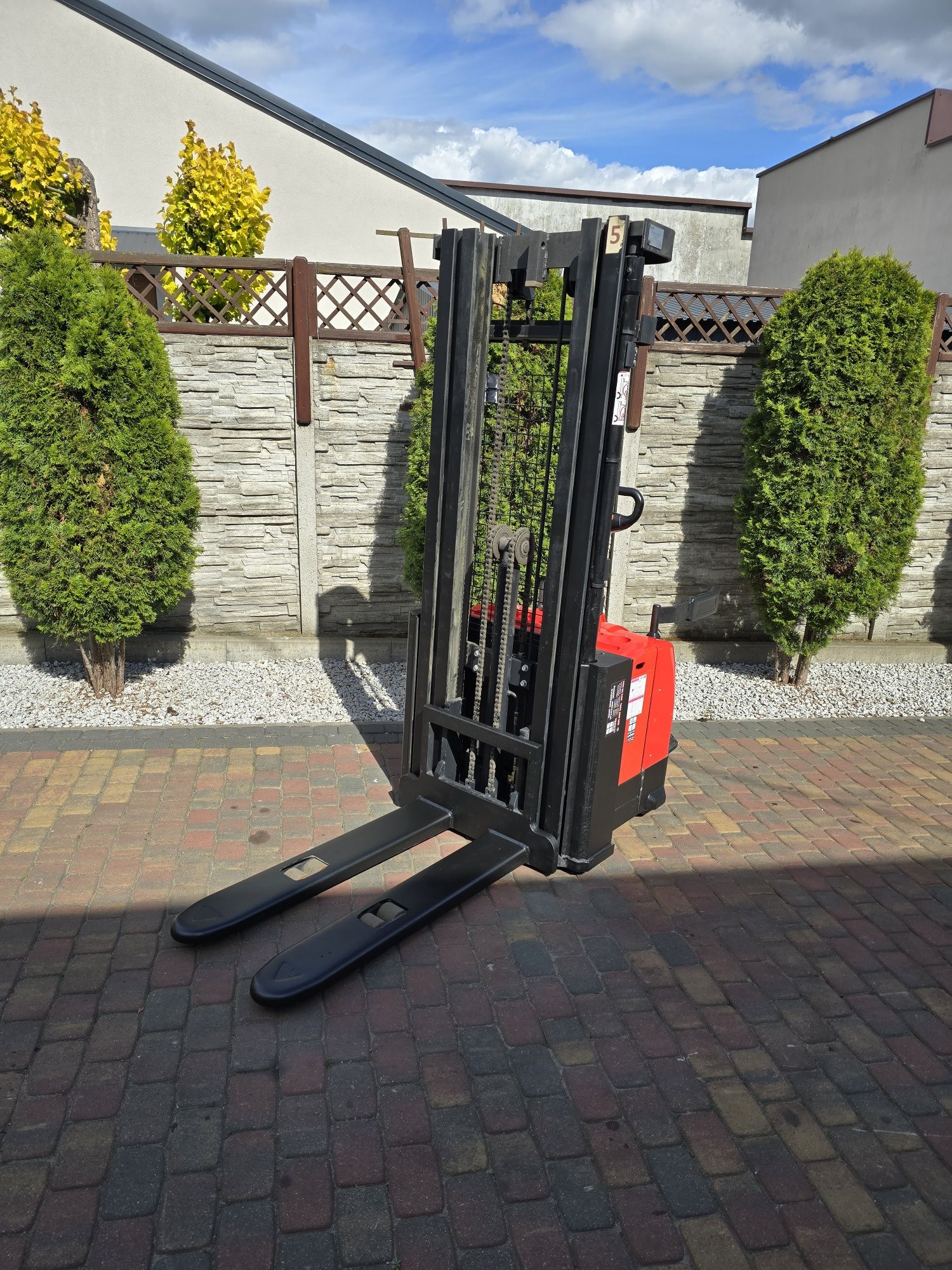 Wózek paletowy masztowy elektryczny triplex UDT Heli 2019r 1.6t widlak