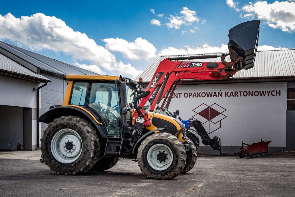 Ciągnik rolniczy Valtra N82 (2009) + ładowacz czołowy z łyżką