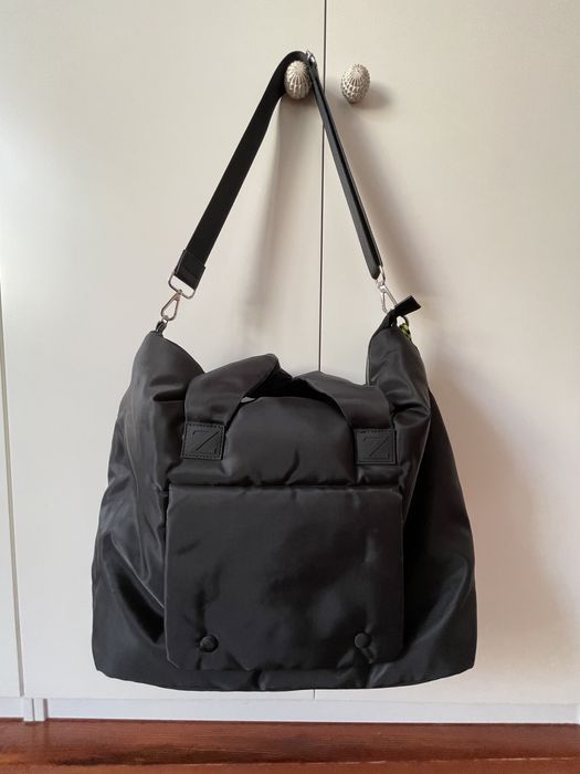 Mala Zara preta com 2 alças mão e 1 de ombro.