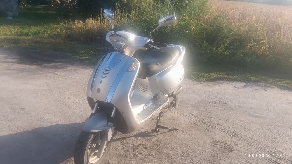 Скутер китаєць продам