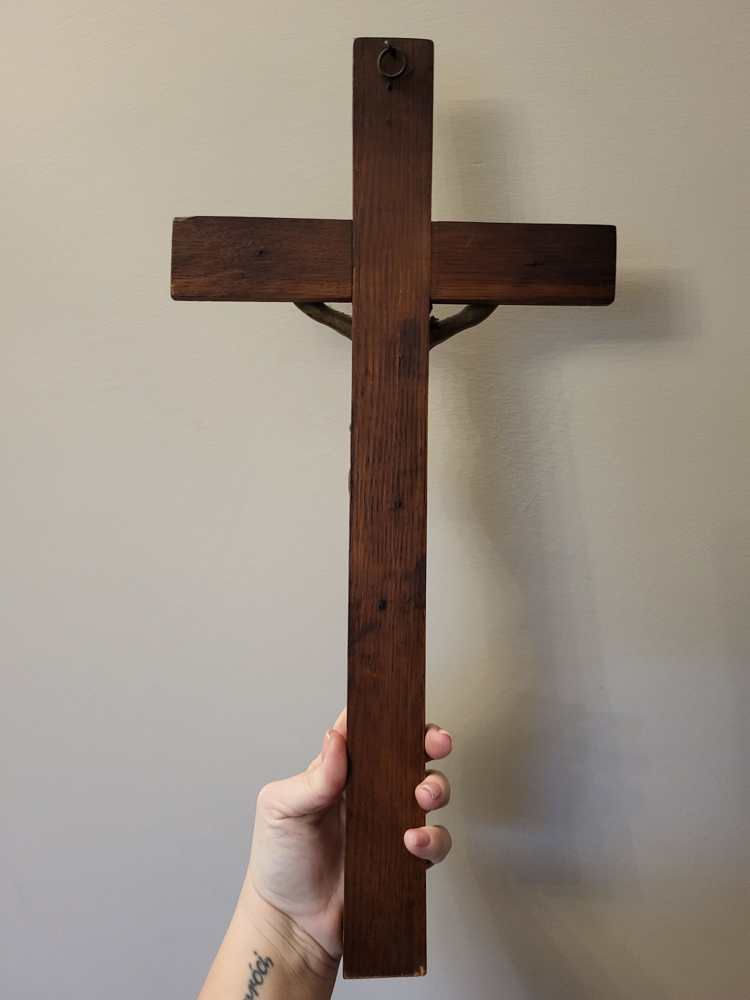 Duży drewniany krzyż z metalową figurą Jezusa Chrystusa