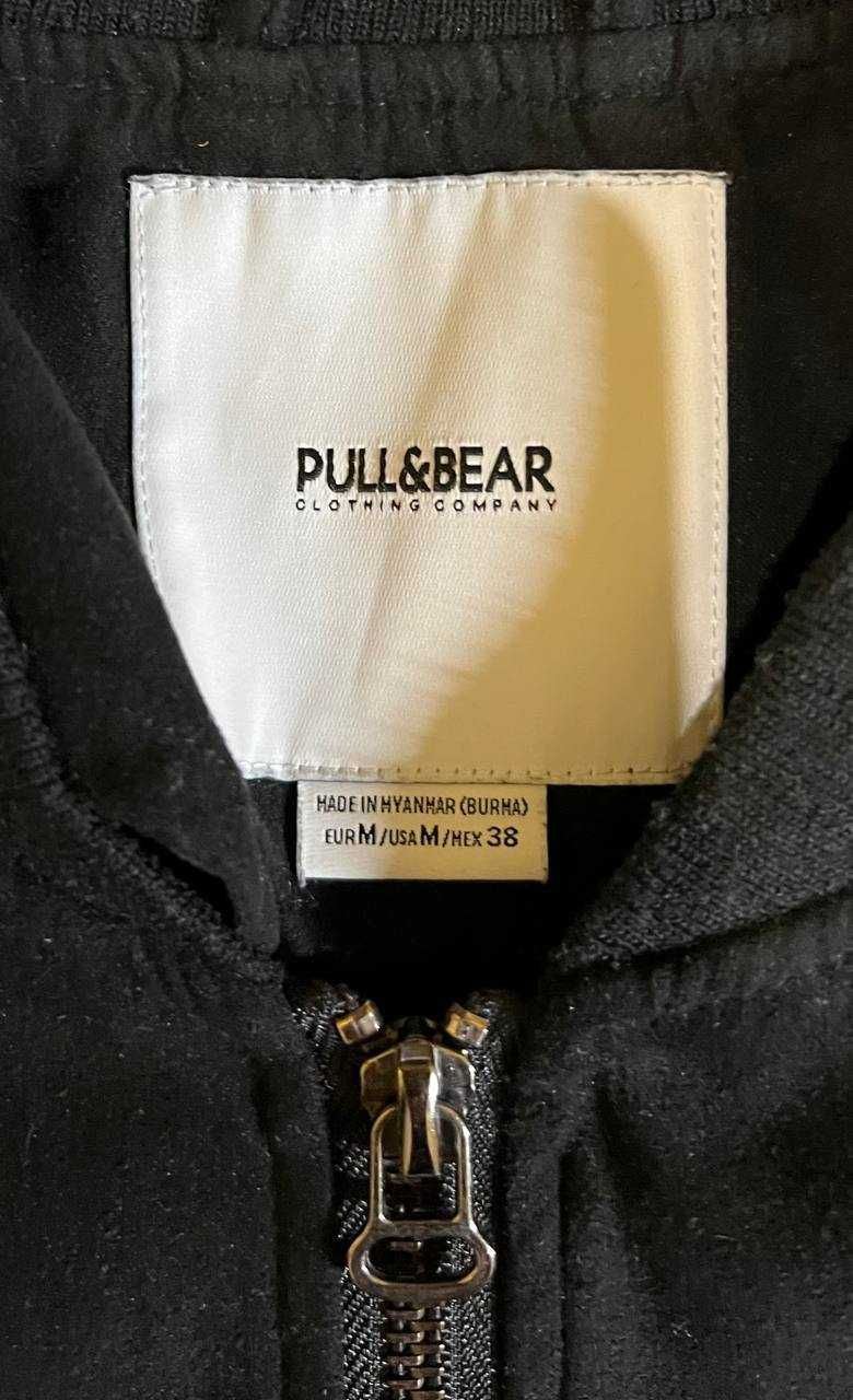 Чорний бомбер від бренду Pull&Bear