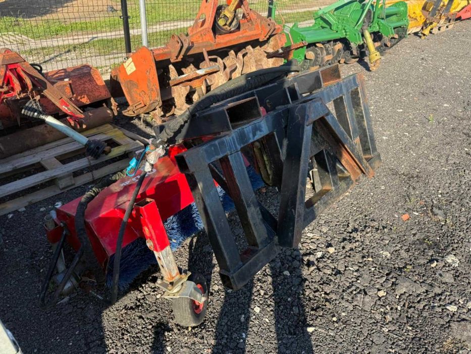 Szczotka z napedem hydraulicznym