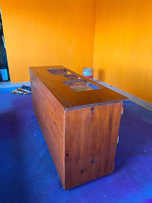 Cabina DJ / DJ booth em madeira feito a mão