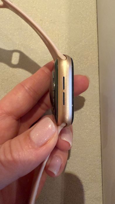 Apple Watch SERIES 5
Gold