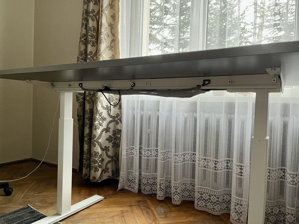 Biurko Ikea z mozliwoscia regulacji wysokosc