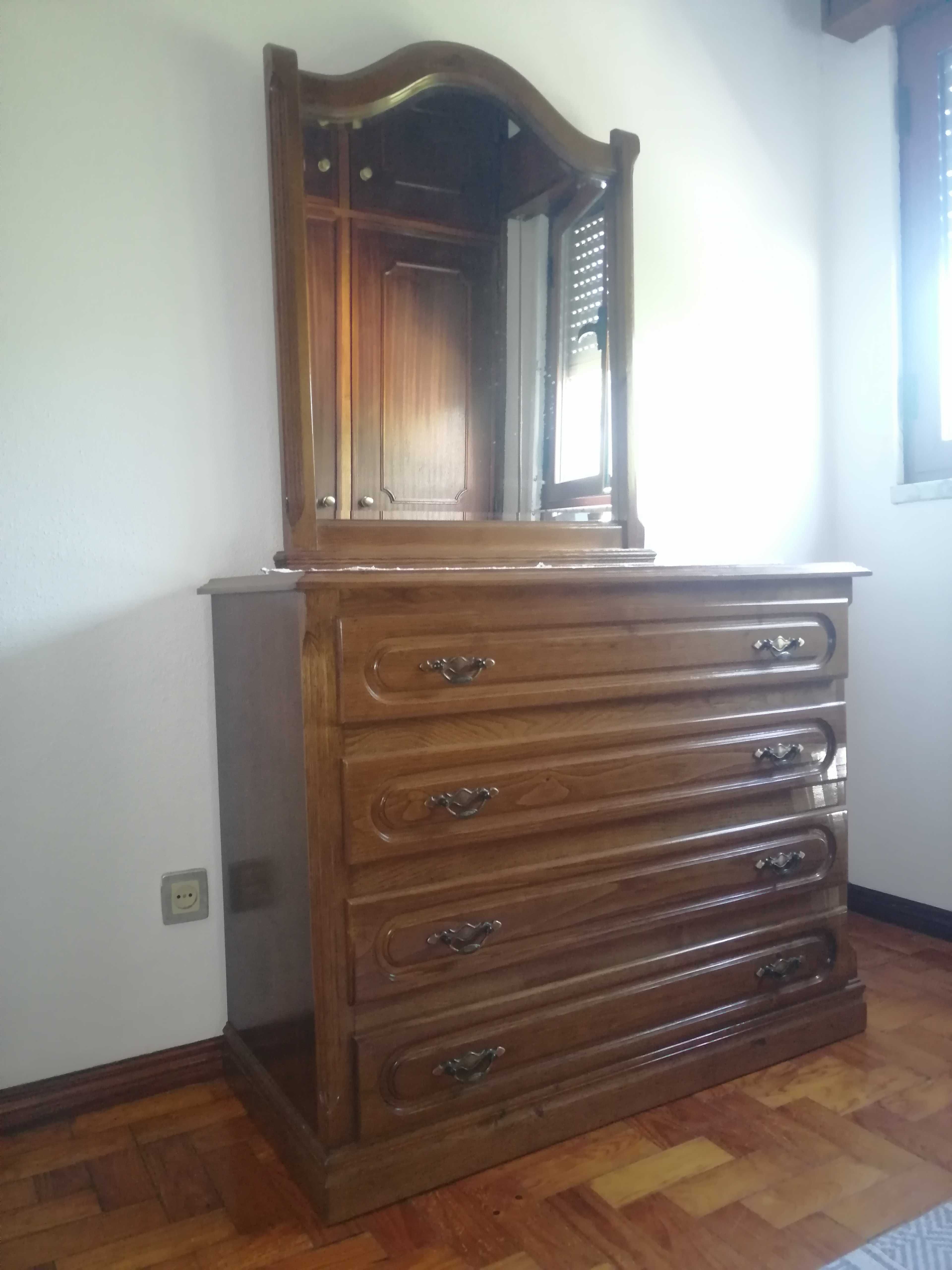 Mobília de quarto com 2 camas de corpo e meio.