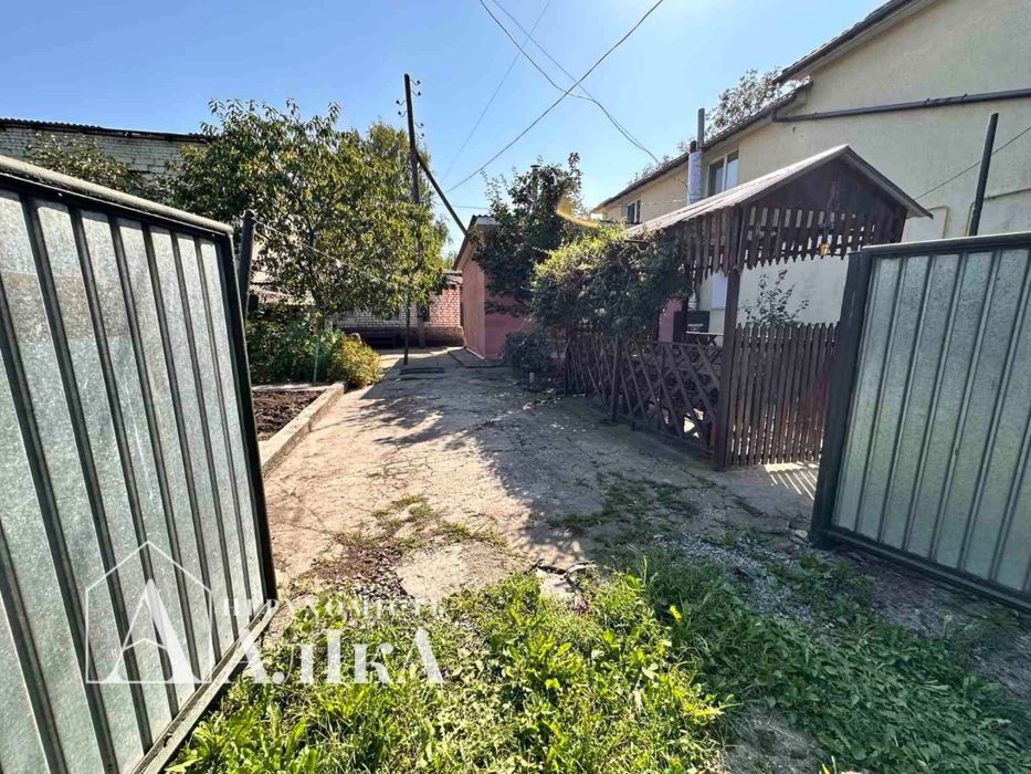 Продам частину будинку з власним двором