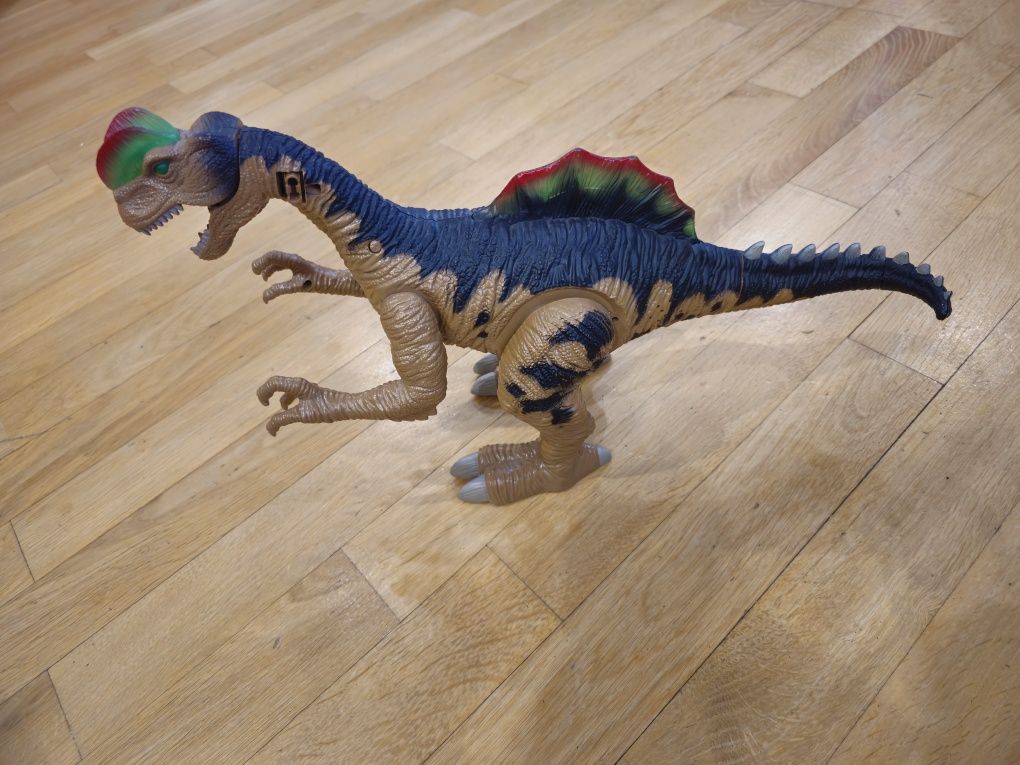 продам Динозавр 45 см игрушечный, ходит, световые и звуковые эффекты,