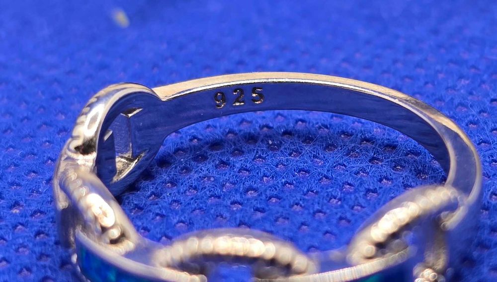 Srebrny Delikatny Pierścionek Z Niebieskim Opalem PR.925 2,82 g