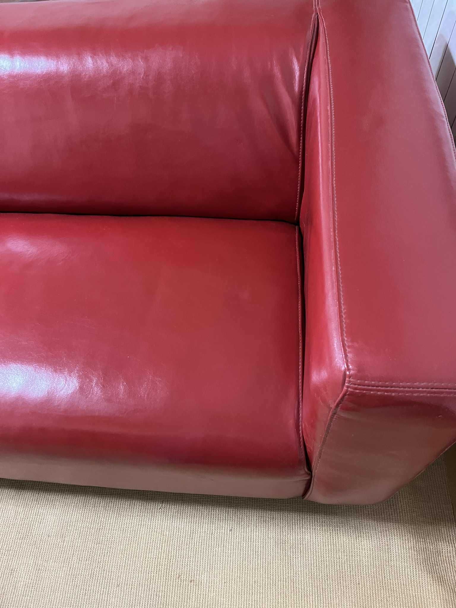 Sofá vermelho em bom estado