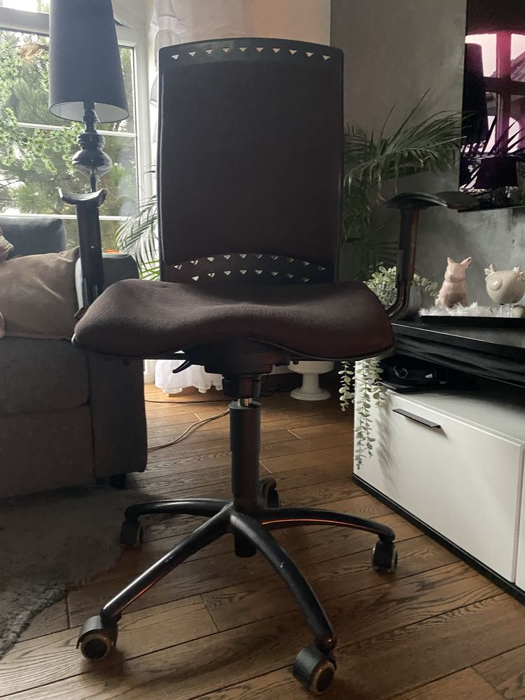 Fotel krzesło do biurka na kółkach z regulacją wysokości