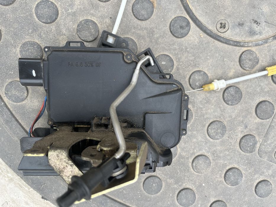 Замок задней двери ауди а6с5