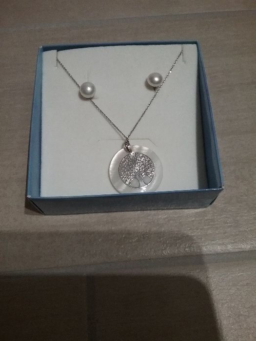 Conjunto novo de ourivesaria, prata e pérola (brincos, fio e pendente)