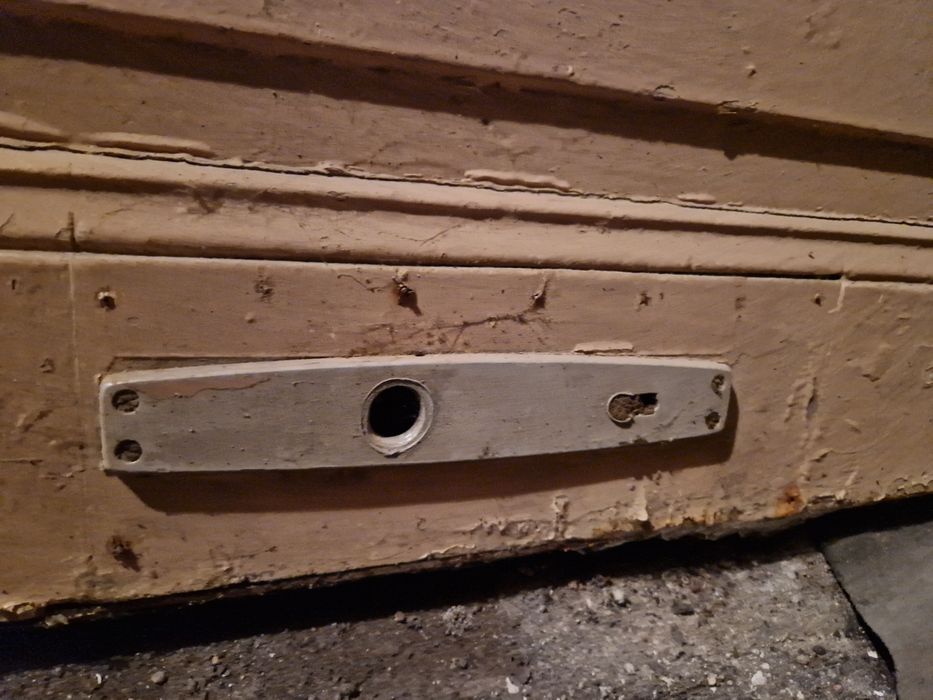 Drewniane kamieniczne skrzydło drzwiowe solidnie zamalowane olejnicą