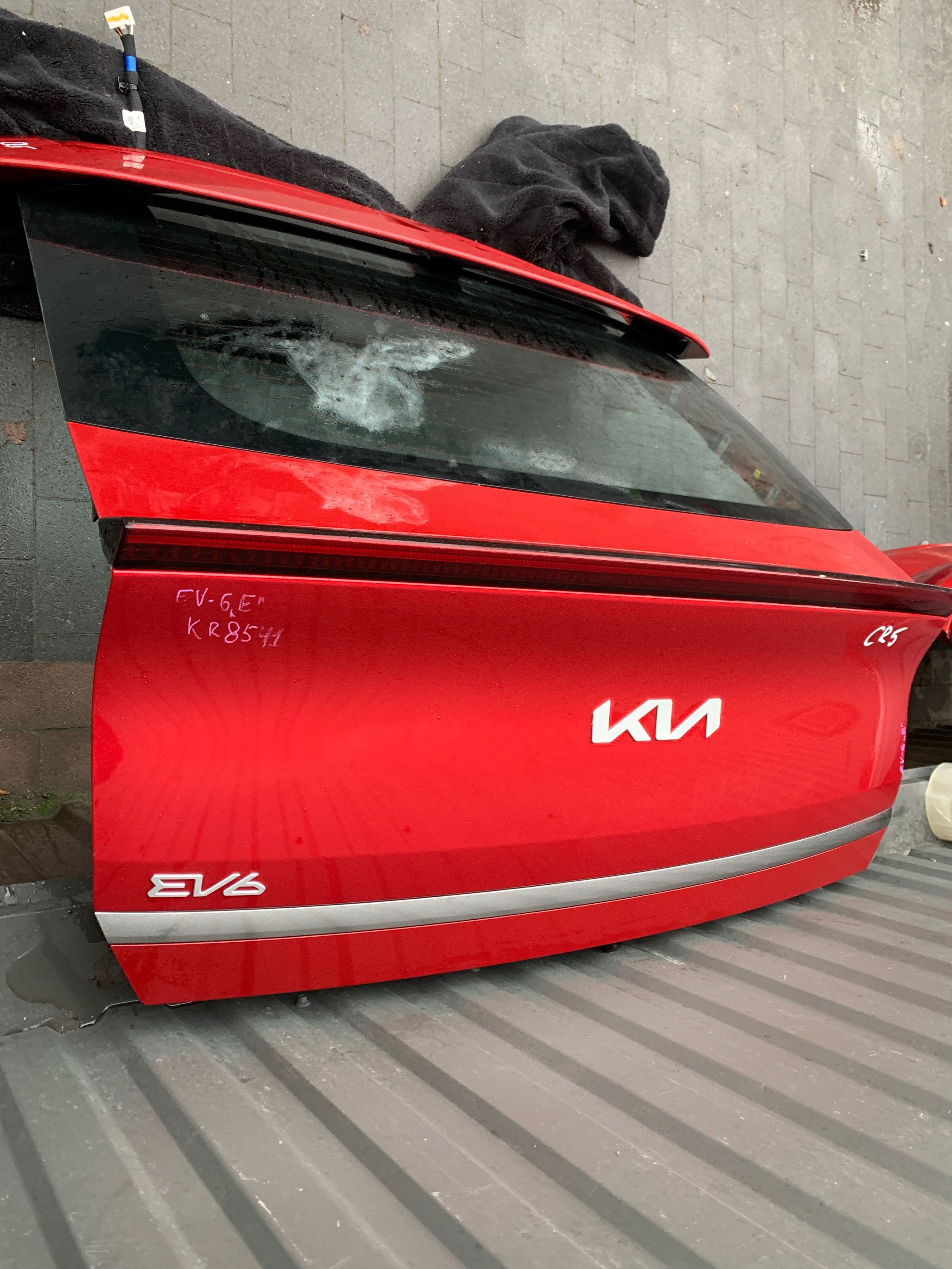 Kia EV6 Кришка багажника червона. Ціна договірна!