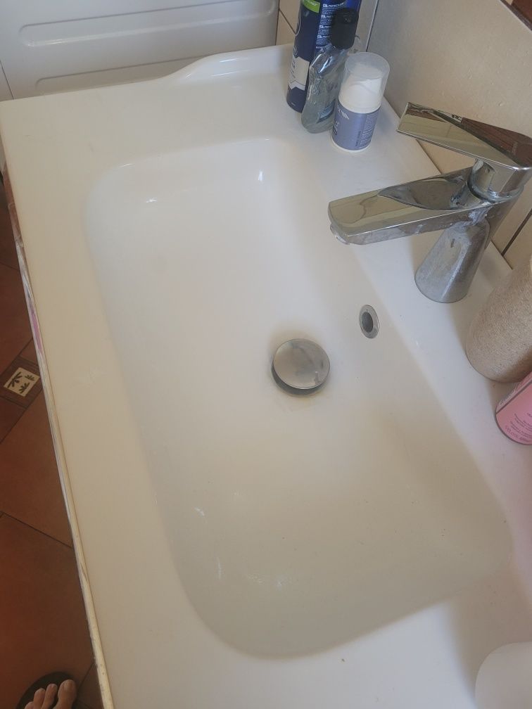 Umywalka z szafka podwieszana z baterią.