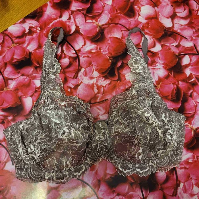 Продаю відвертий бюстгальтер кольору бежевого відтінку