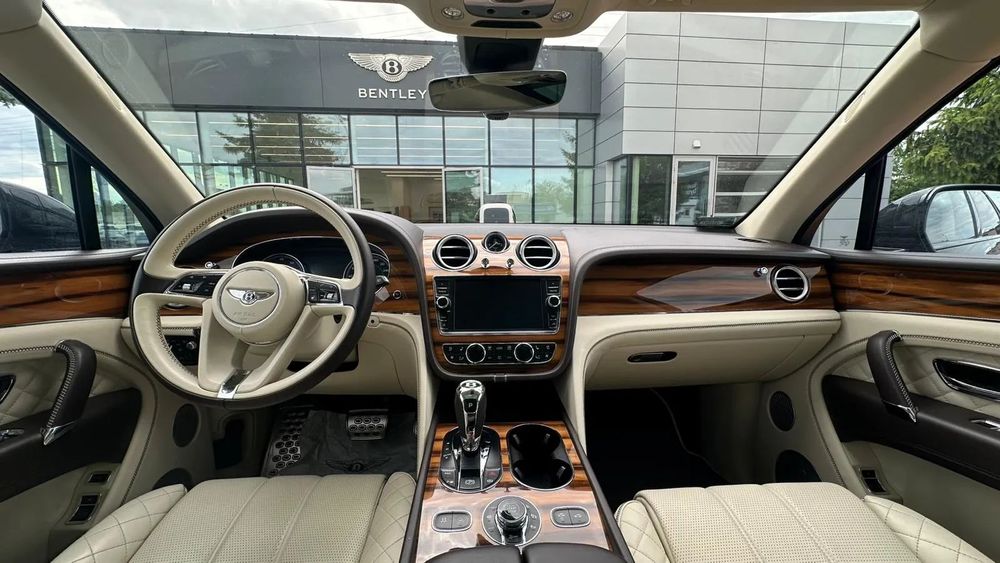 Bentley Bentayga silnik 12 cylindrów - jeden z ostatnich aut z takim silnikiem.