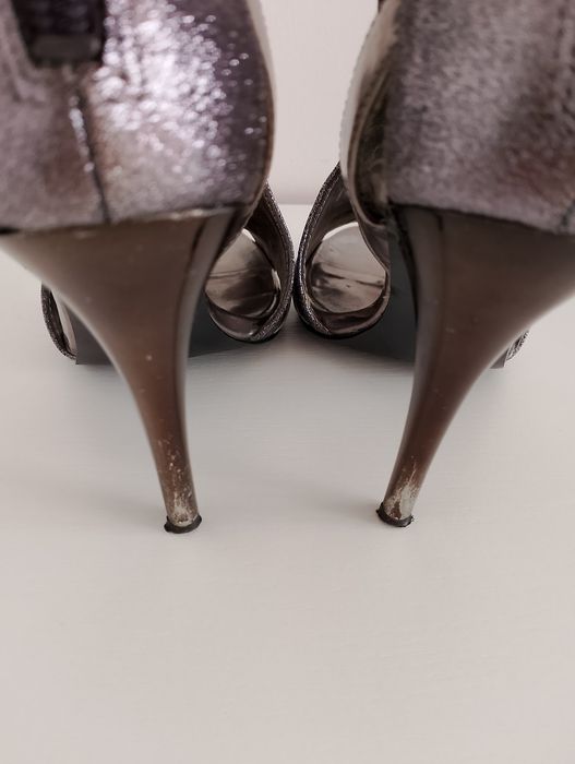 Srebrne eleganckie sandały na obcasie guess rozmiar 38 ( US 7 1/2).
Wy