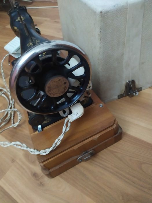 MÁQUINA DE COSTURA "SINGER", início séc.XX, portátil e eléctrica