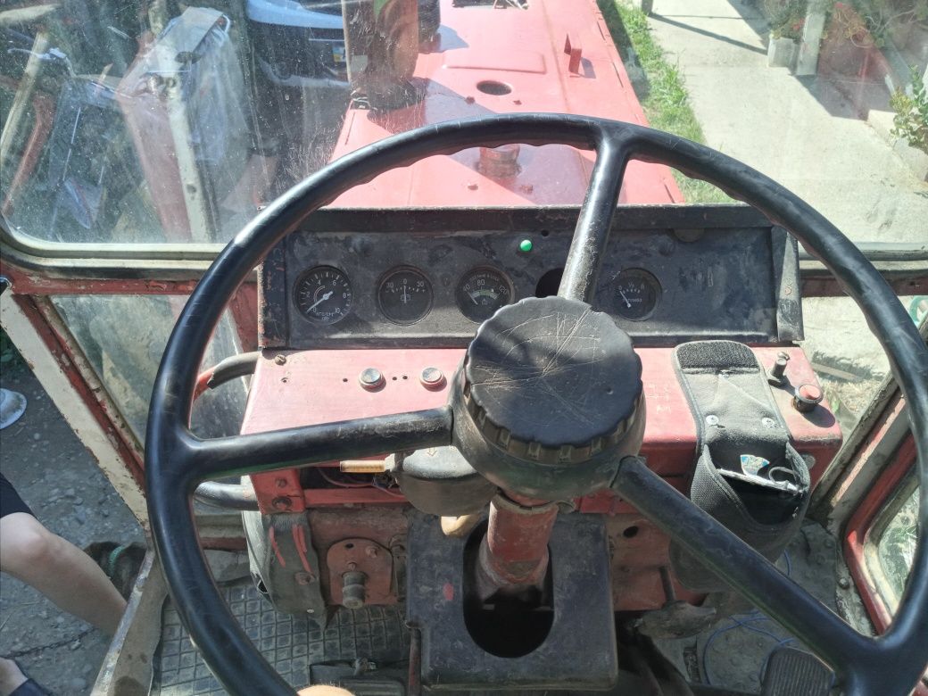 Продається трактор  з дисковою бороною і плугом ціна 3500 $ за все