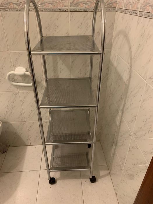 Estante metálica com rodas