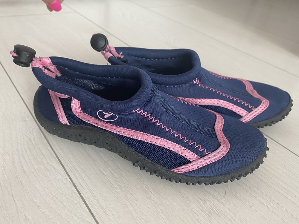 Nowe buty plażowe 31